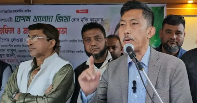 কথা বলছেন দীপেন দেওয়ান